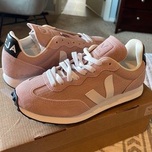 NWT Pink Veja sz 5 women’s Rio Branco sneaker